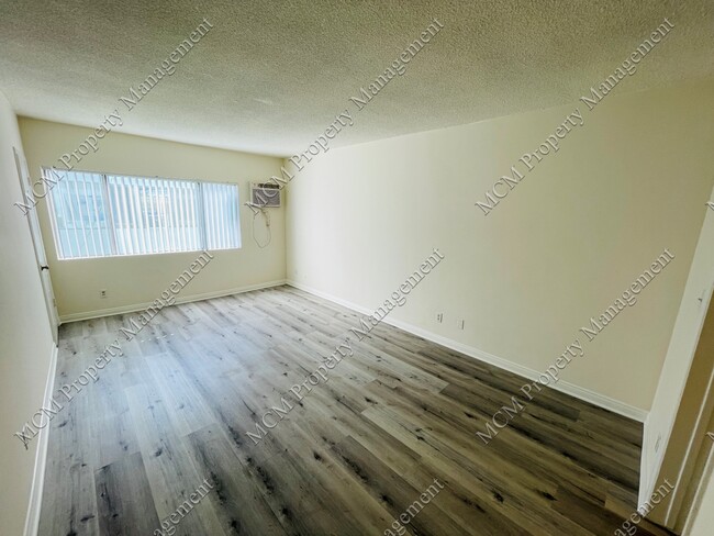 Unit 6 Living Room - 636 N St Andrews Pl