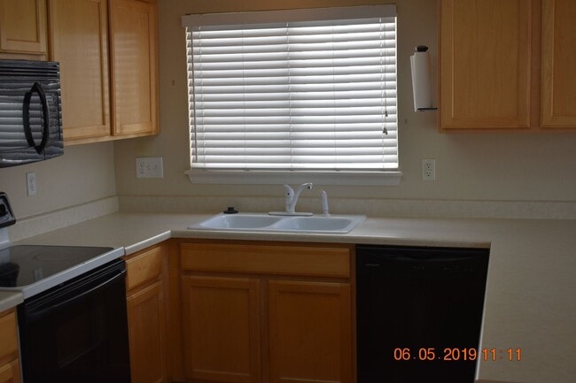Building Photo - Large Parker Home 3 bed, 3 bath Nearly 2K ...