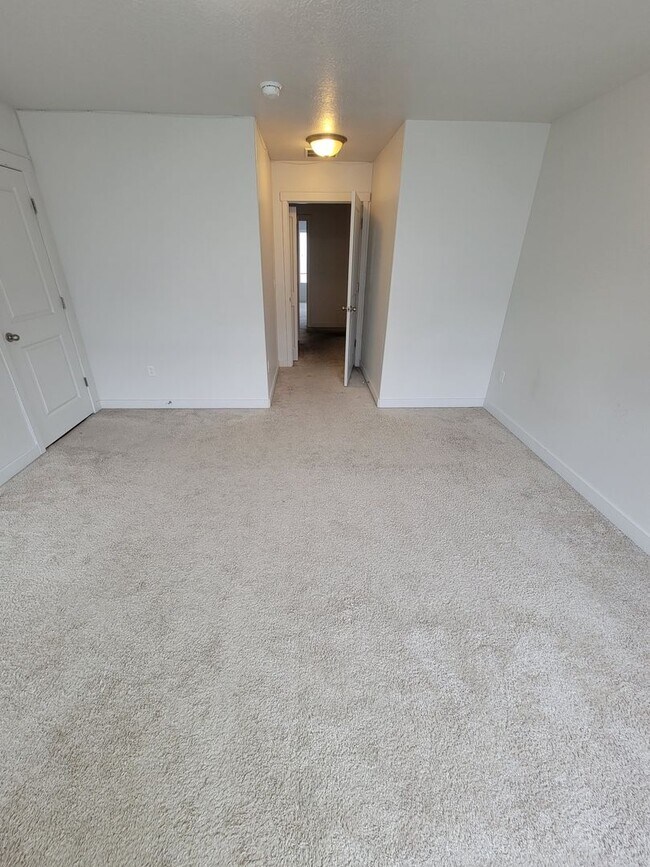 Building Photo - 4 Bedroom Town Home for Rent