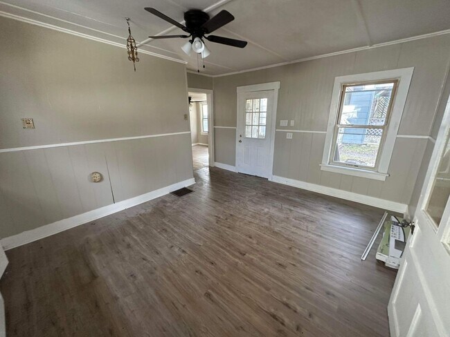 Building Photo - 3 Bedroom | 1 Bathroom | $1,500