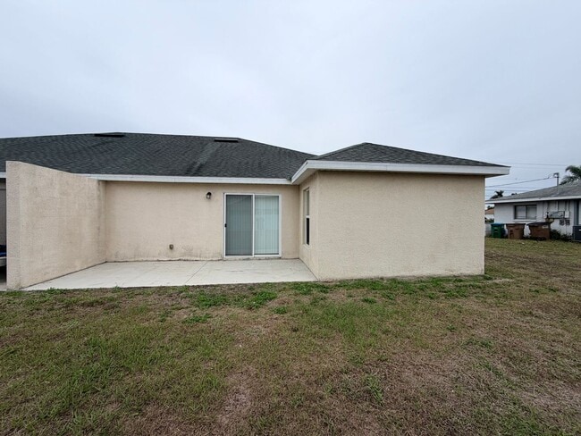 Building Photo - Centrally Located 3 Bedroom 2 Bath 1 Car Garage Duplex- Lawn service and washer and dryer is incl...