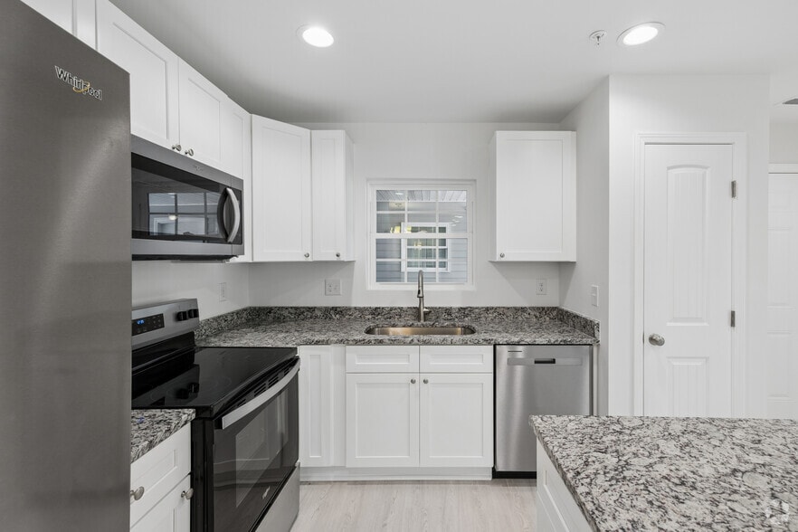 2BR, 2BA - 1,000SF - Kitchen - Colonial 171, 175, 179