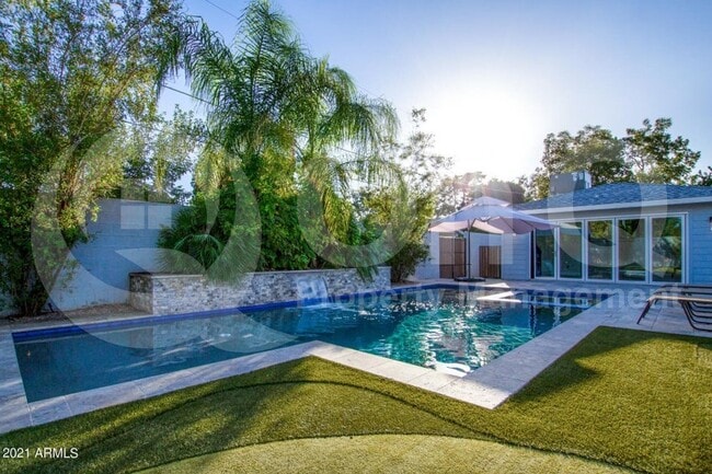 Building Photo - 3429 E Coolidge St