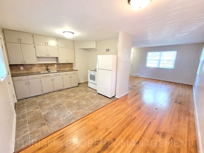 Building Photo - SPACIOUS TWO BEDROOM ONE BATH DUPLEX!! GRE...