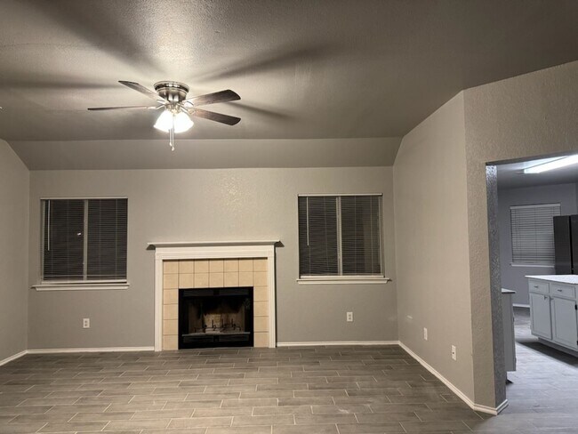 Building Photo - Remodeled 3 Bedroom Plus Bonus Room - Comi...
