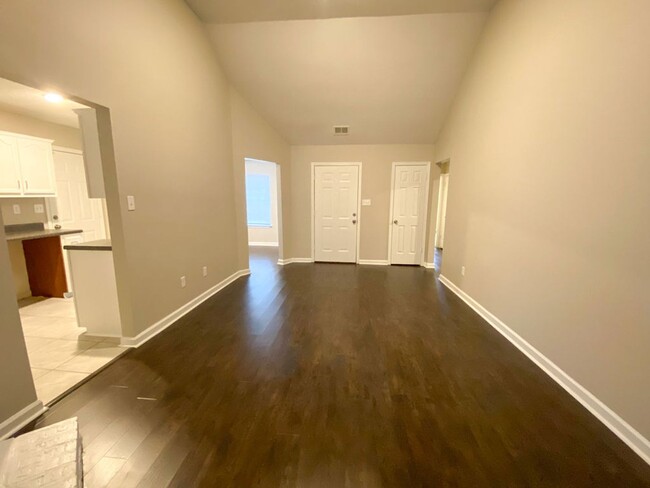 Building Photo - Recently renovated 3 bed and 2 bath home n...