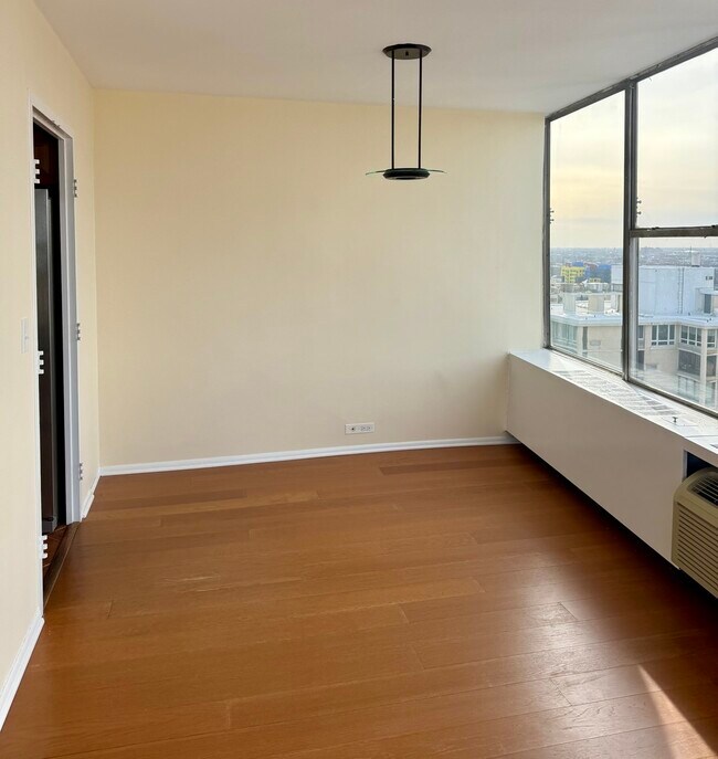 Building Photo - 5757 N Sheridan Rd