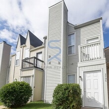 Building Photo - Move in before November 15th and choose yo...