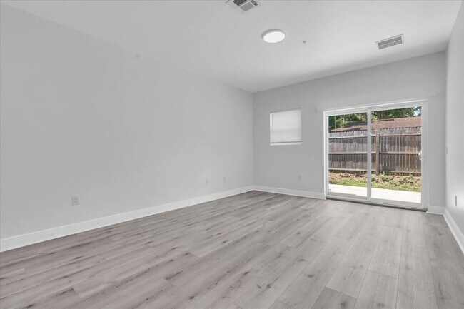 Building Photo - 705 S Orange Ave
