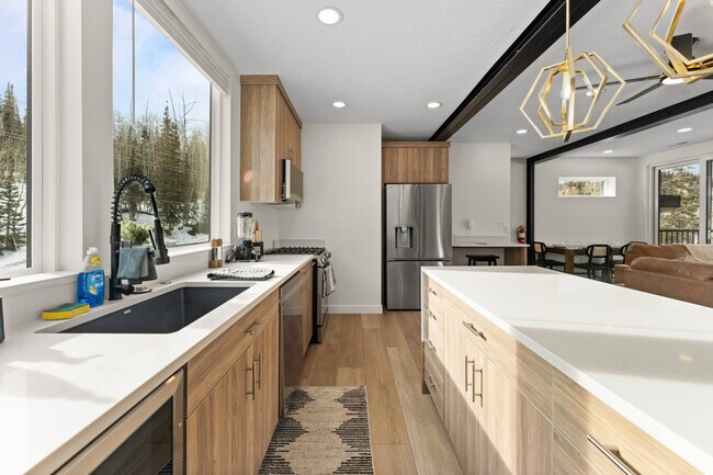 Building Photo - 220 Circle Dr