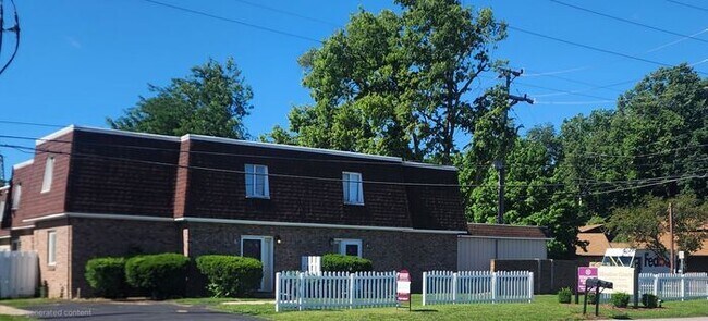 Building Photo - 3 Bedroom Townhome
