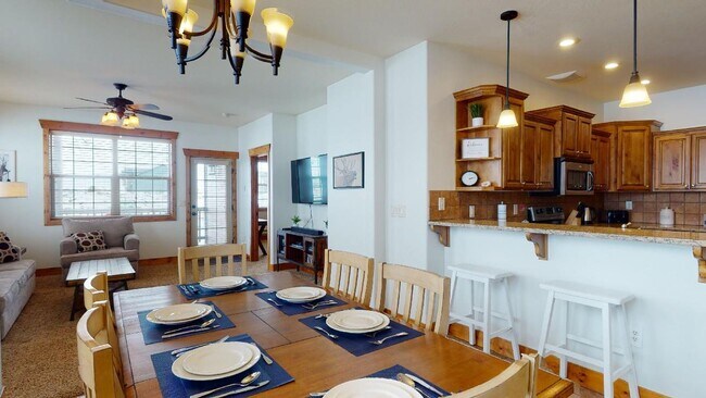 Building Photo - New furnished 3 bedroom 2 bathroom Condo, with optional garage