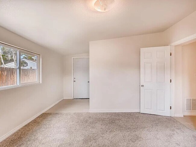 Building Photo - 2 Bed 1 Bath House Available Now