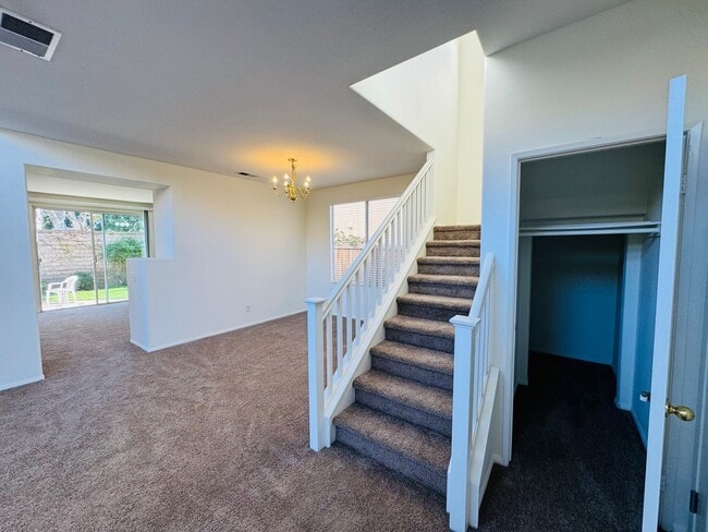 Building Photo - THE BEST OF BOTH WORLDS – FRESH & READY!