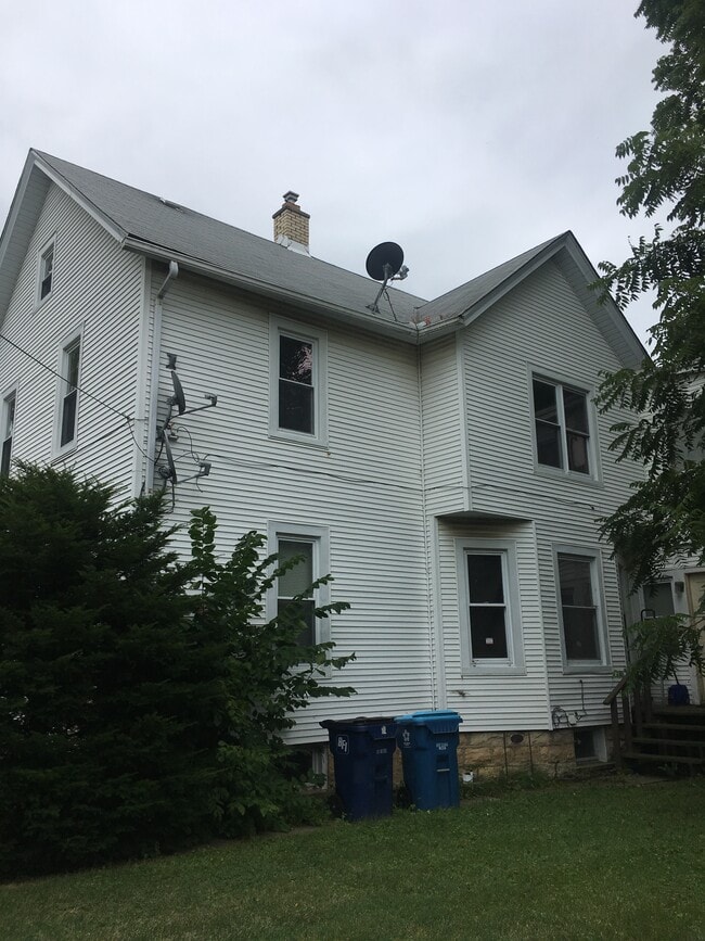 Building Photo - 749 Superior St