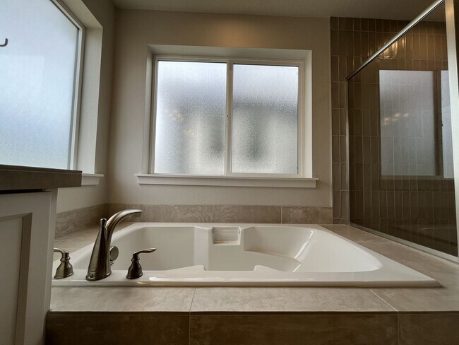 Building Photo - Stunning 2024 Built 5BR Home with Main-Level Suite, EV Charger & Covered Patio Near River Terrace