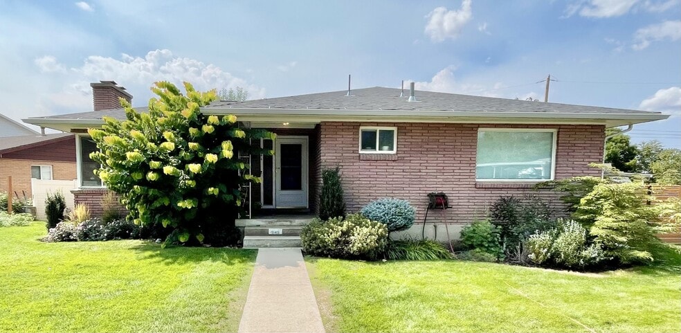 Primary Photo - 946 E Gregson Ave