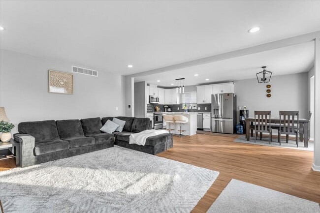 Building Photo - 9805 Newburgh Rd