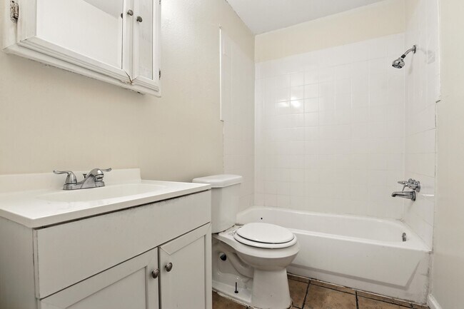 Building Photo - 8611 Valley Ledge Dr