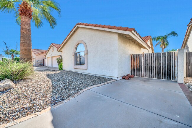 Building Photo - 5639 E Aire Libre Ave