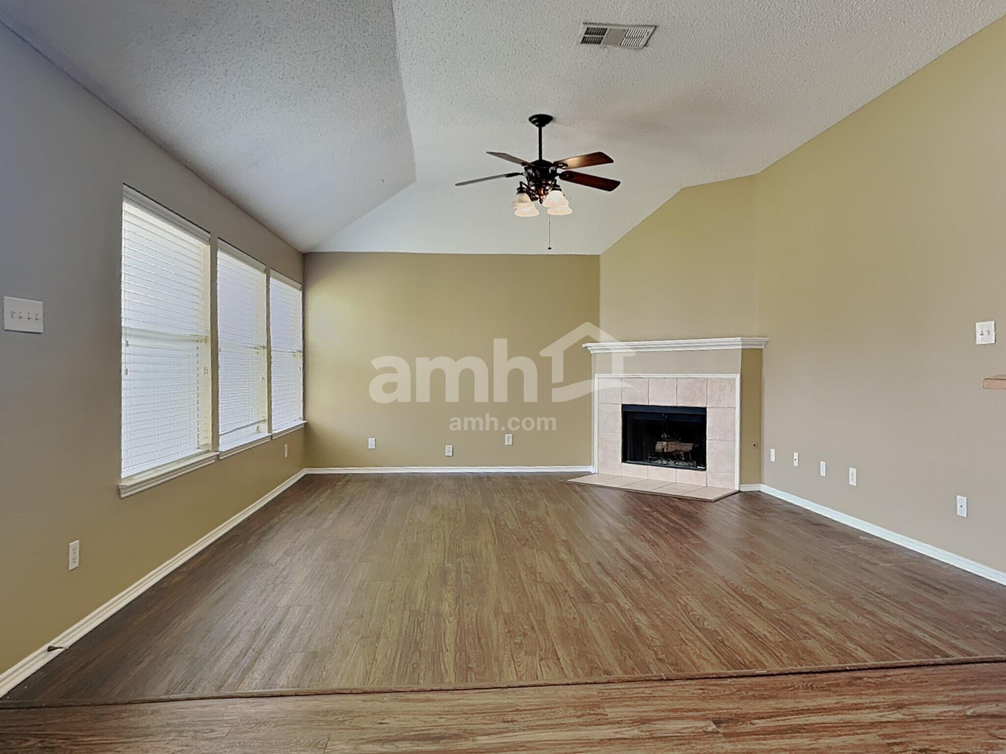 Building Photo - 7716 Parkwood Plaza Dr