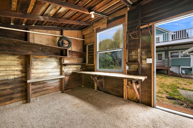 Building Photo - Large Single Family home with Bonus Room!