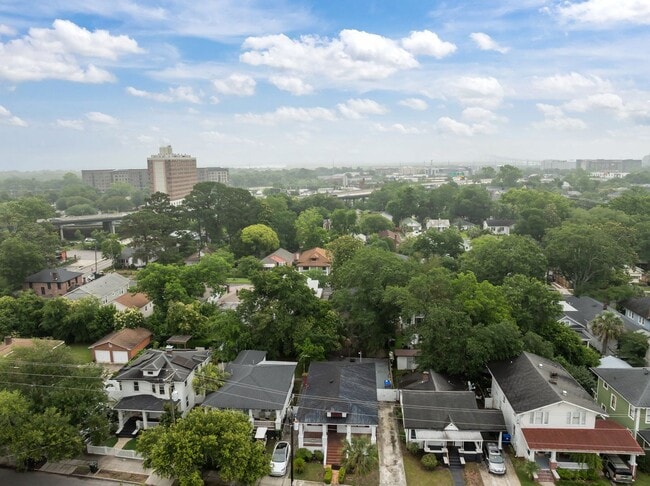 Building Photo - Incredibly Well Maintained & Beautiful Hom...