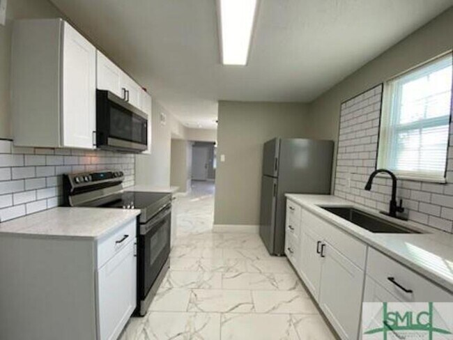 Building Photo - 1000 W 53rd St