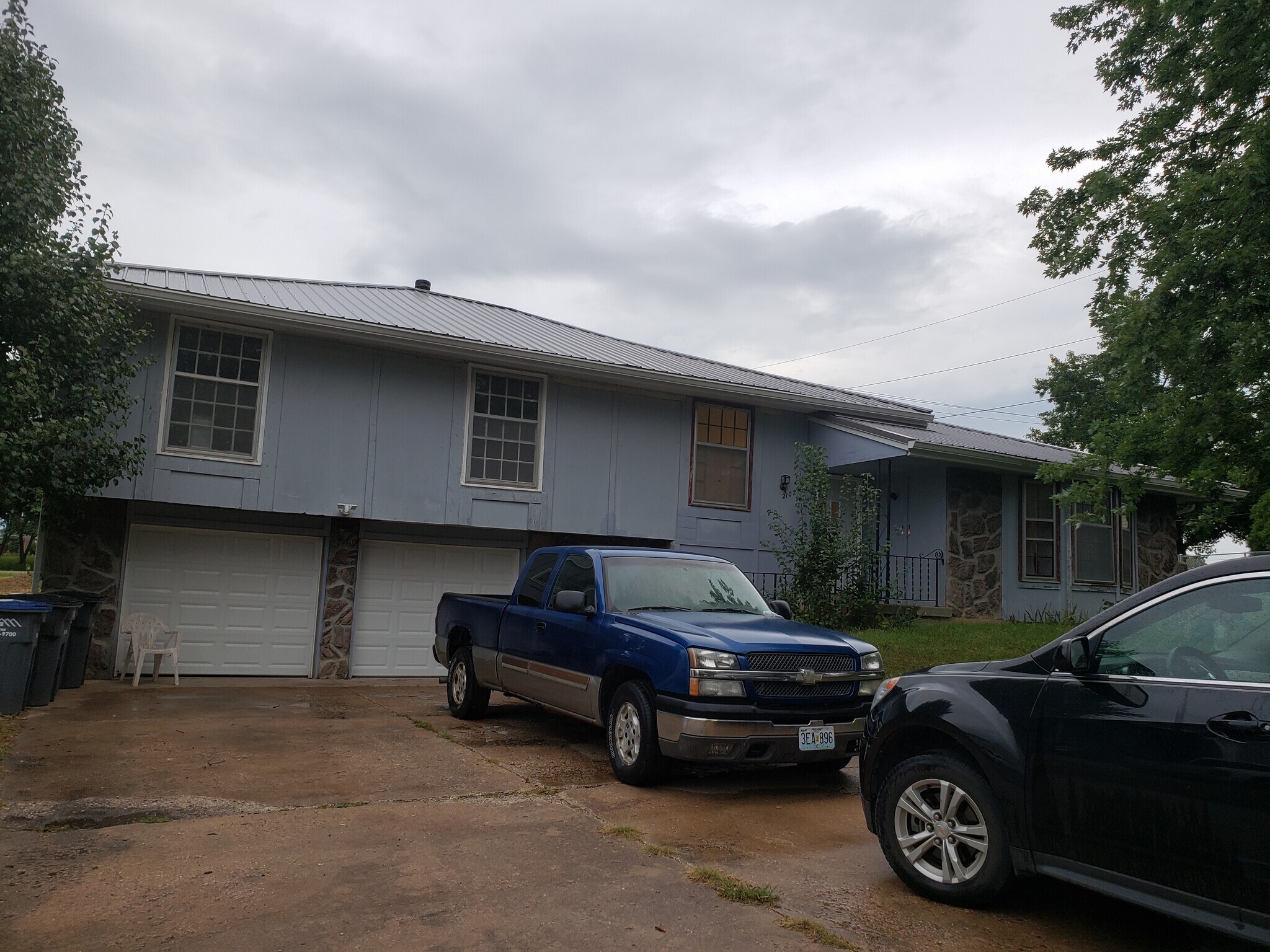 Building Photo - 2102 Chateau Dr