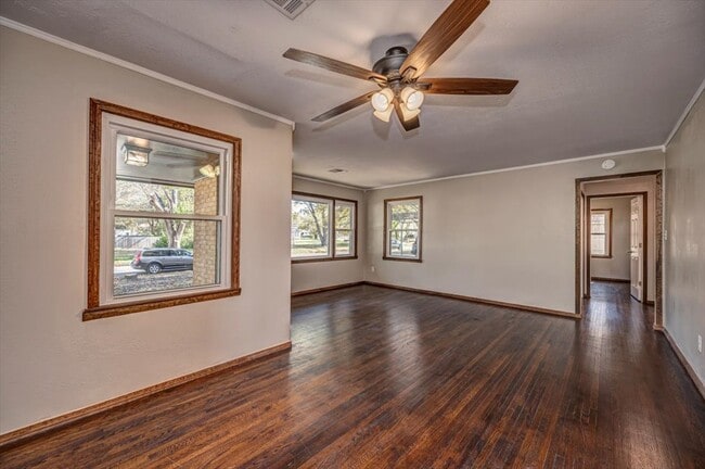 Building Photo - 809 N Ross Ave