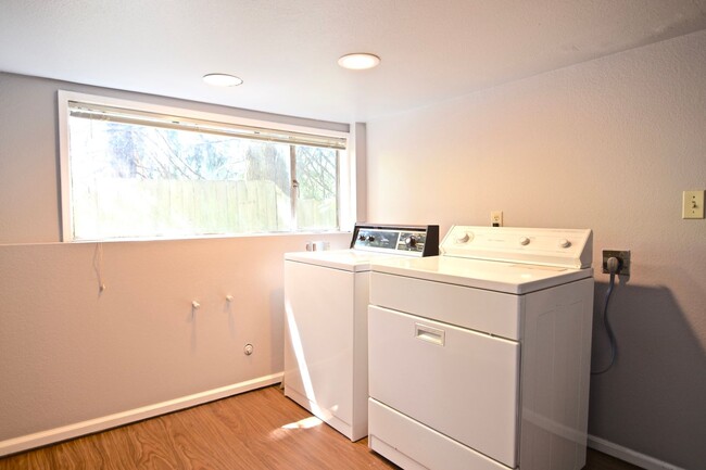 Building Photo - Lake Forest Park Four Bedroom