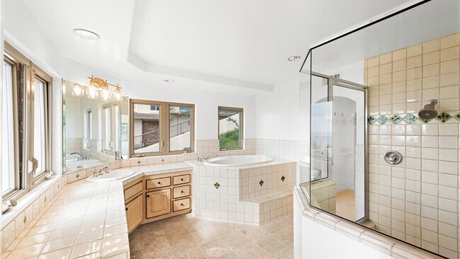 Building Photo - 1060 Skyline Dr