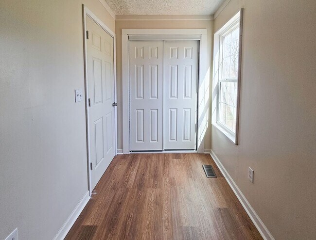 Building Photo - Knoxville 37921 - 3 bedroom, 2 bath Duplex - Contact Ryan Fogarty 865-333-4840