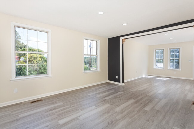Building Photo - 419 Pine Ln