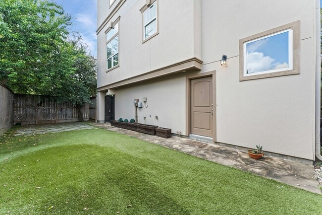 Building Photo - 1105 Fowler St