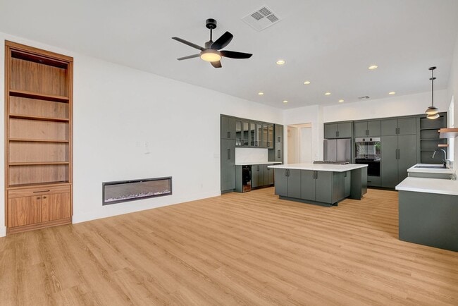 Building Photo - Popular Seven Hills Area, 1-Story, Complet...