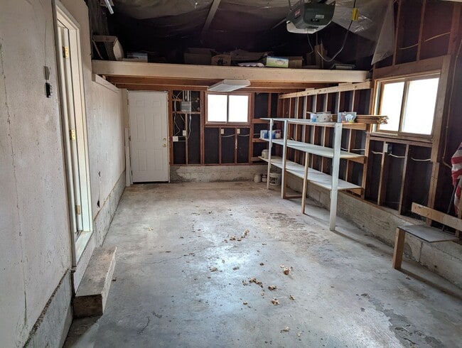 Building Photo - 441 Maple Dr