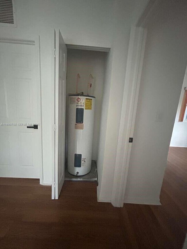 Building Photo - 760 SW 6th Ct