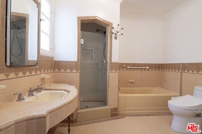 Building Photo - 1040 S Alfred St