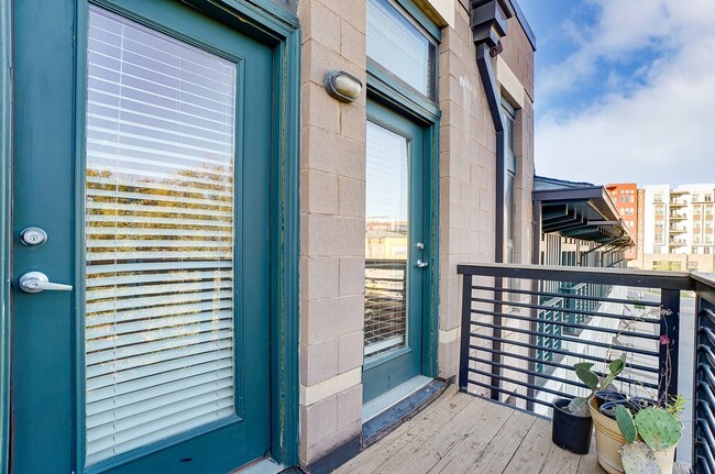 Building Photo - Freshly Painted South End Condo!