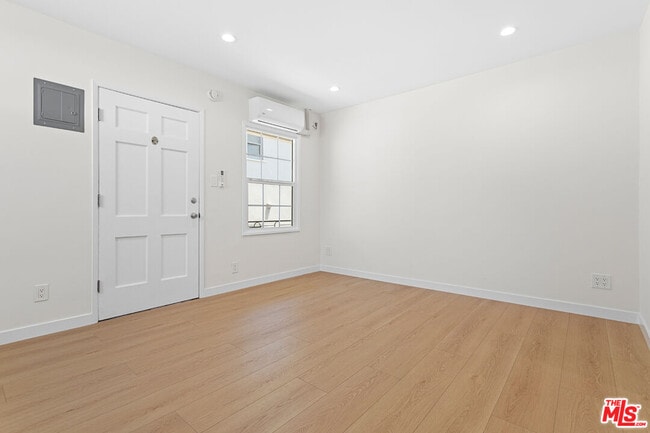 Building Photo - 345 N Sycamore Ave