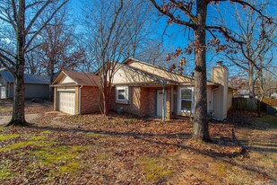 Building Photo - 18 Red Oak Pl