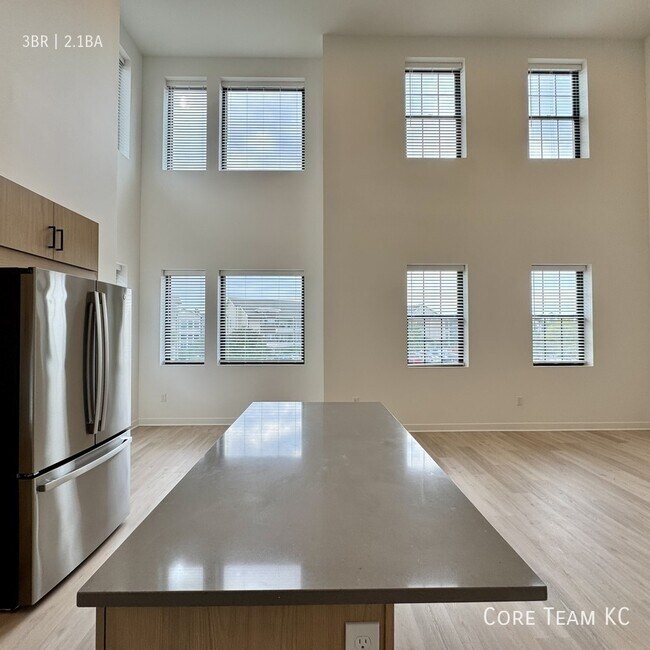 Building Photo - 2913 N Oak Trafficway