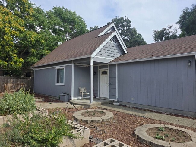 Building Photo - 3 bed 2 bath Home for Rent in Grants Pass