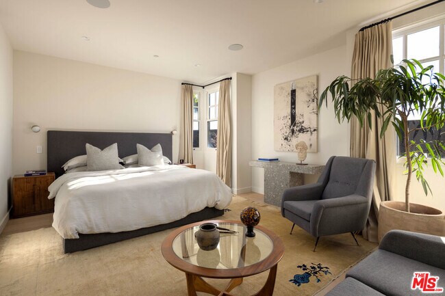 Building Photo - 8673 Hollywood Blvd