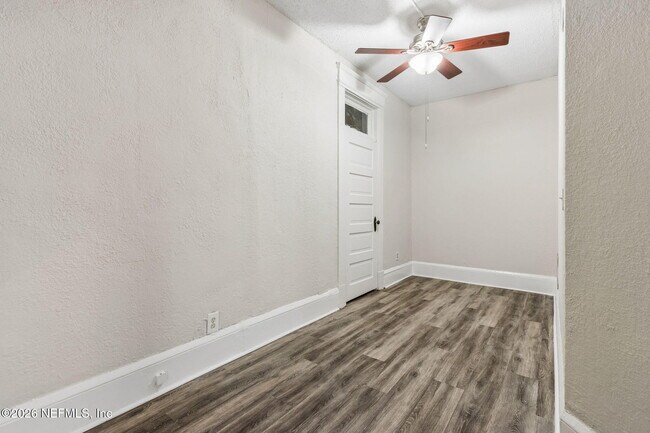 Building Photo - 2749 Vernon Terrace