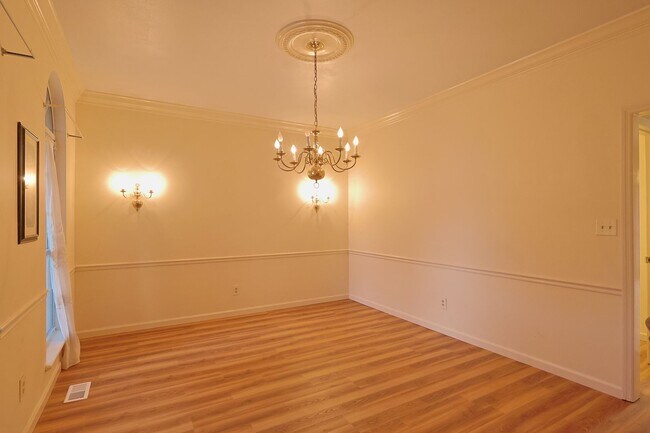 Building Photo - Spacious Parkway South Home with Walk-Out Basement & Large Backyard