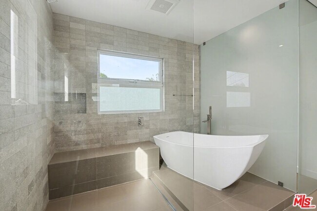 Building Photo - 10543 Almayo Ave