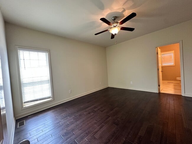 Building Photo - Stunning 3 Bedroom 2 Bath House