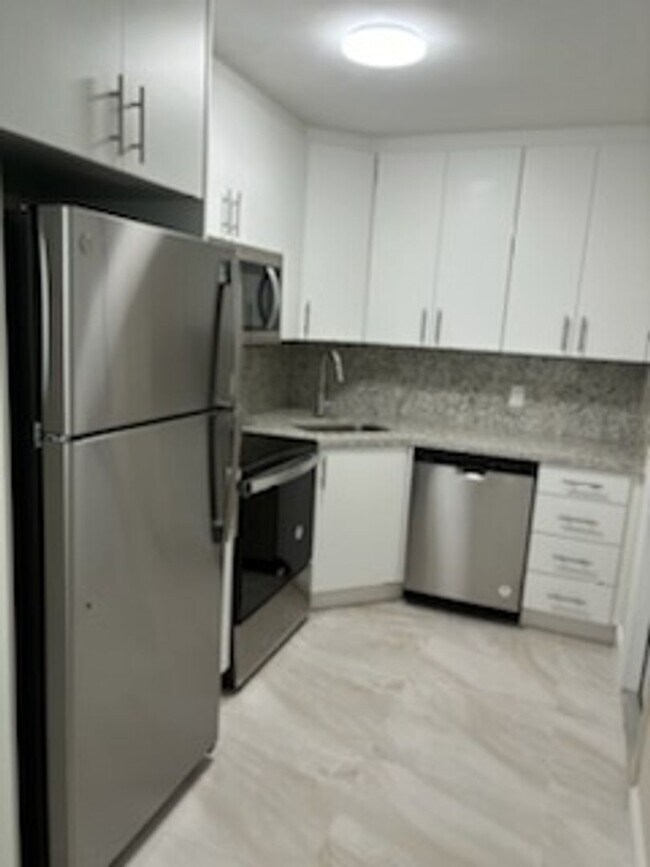 Building Photo - 702